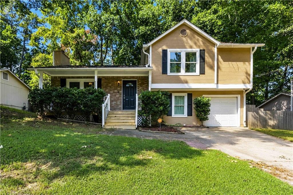 3 bedroom, 3 bathroom, 1,412 sq ft single family residence for sale at 10303 Briarbay Drive, Jonesboro, GA 30238