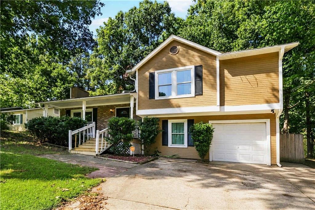 3 bedroom, 3 bathroom, 1,412 sq ft single family residence for sale at 10303 Briarbay Drive, Jonesboro, GA 30238 — photo 2