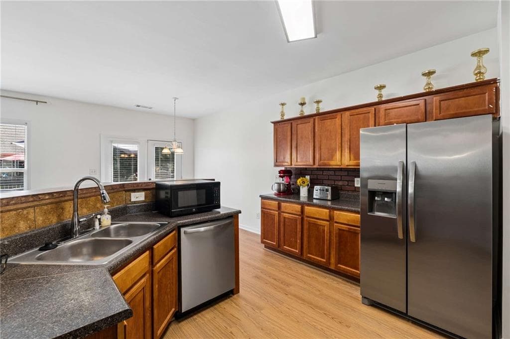 5 bedroom, 3 bathroom, 2,604 sq ft single family residence for sale at 2361 Walnut Tree Court, Buford, GA 30519 — photo 7