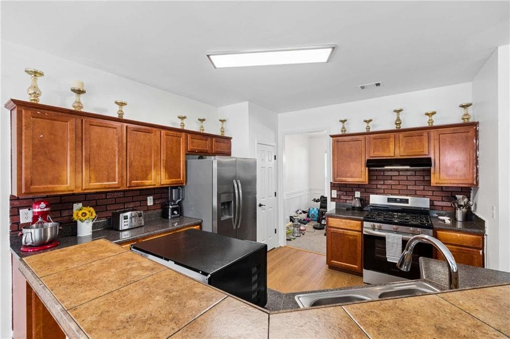 5 bedroom, 3 bathroom, 2,604 sq ft single family residence for sale at 2361 Walnut Tree Court, Buford, GA 30519 — photo 8