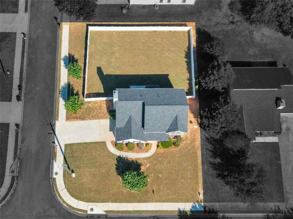 4 bedroom, 3 bathroom, 2,177 sq ft single family residence for sale at 708 Denise Court, Mcdonough, GA 30252 — photo 3