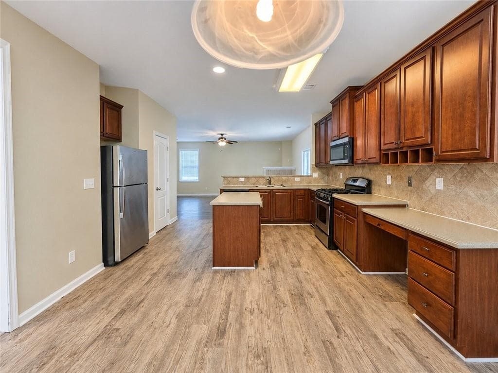 4 bedroom, 3 bathroom, 3,161 sq ft single family residence under contract at 562 Preserve Park Drive, Loganville, GA 30052 — photo 7