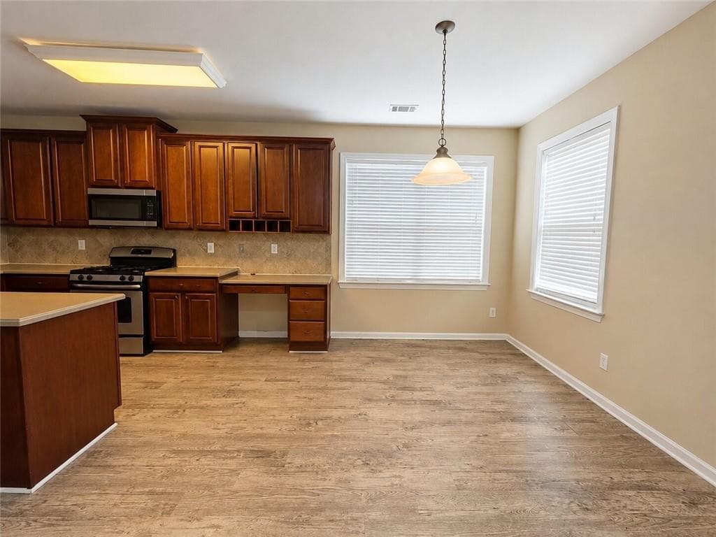 4 bedroom, 3 bathroom, 3,161 sq ft single family residence under contract at 562 Preserve Park Drive, Loganville, GA 30052 — photo 8