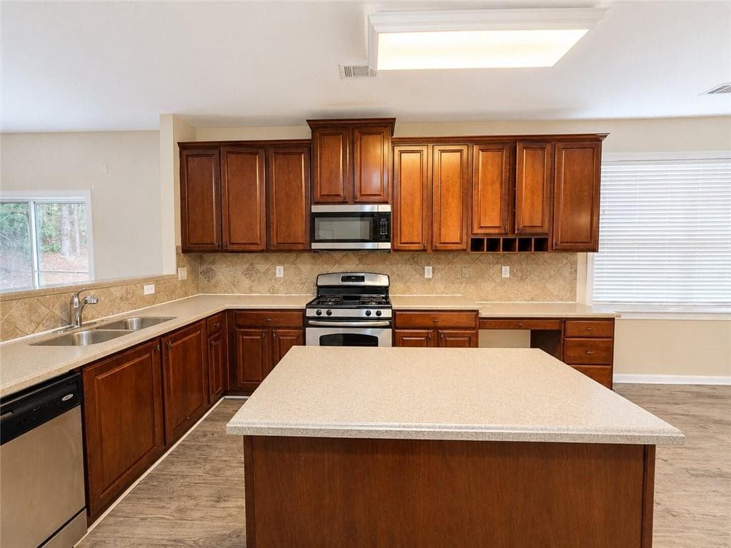 4 bedroom, 3 bathroom, 3,161 sq ft single family residence under contract at 562 Preserve Park Drive, Loganville, GA 30052 — photo 9