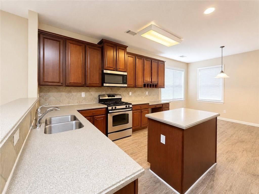 4 bedroom, 3 bathroom, 3,161 sq ft single family residence under contract at 562 Preserve Park Drive, Loganville, GA 30052 — photo 10