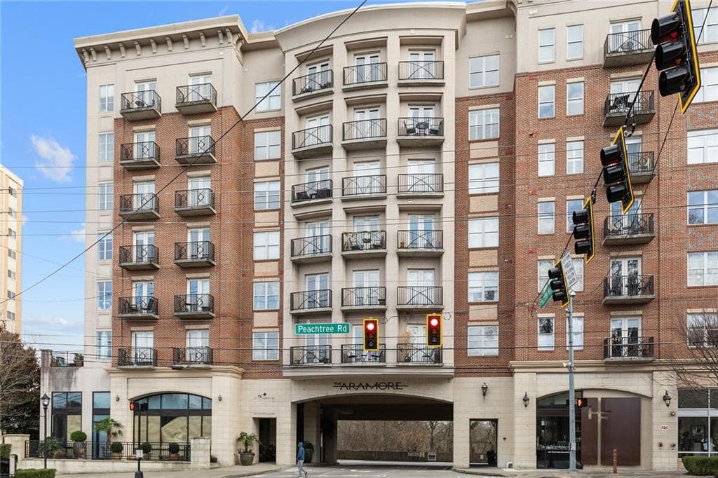 2 bedroom, 2 bathroom, 1,218 sq ft condominium for sale at 2277 Peachtree Road 610, Atlanta, GA 30309 — photo 1 of 41