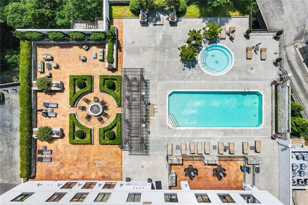 2 bedroom, 2 bathroom, 1,218 sq ft condominium for sale at 2277 Peachtree Road 610, Atlanta, GA 30309 — photo 3