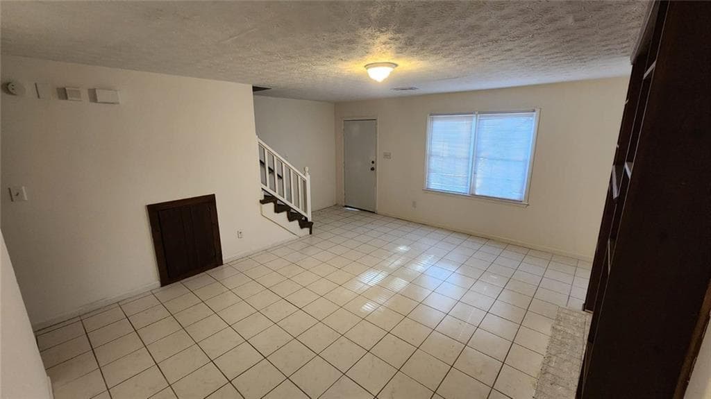 2 bedroom, 3 bathroom, 1,188 sq ft townhouse for sale at 631 Hunting Creek Lane, Conyers, GA 30013 — photo 3