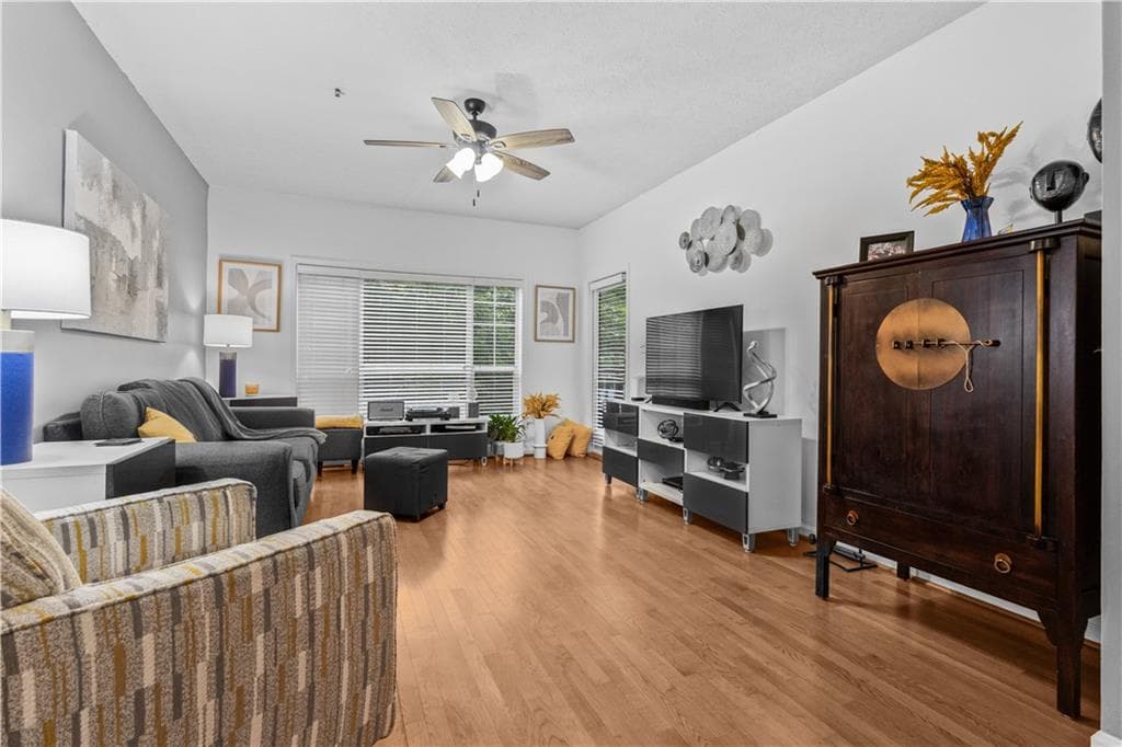 2 bedroom, 2 bathroom, 1,181 sq ft condominium for sale at 1250 Parkwood Circle 2108, Atlanta, GA 30339 — photo 6