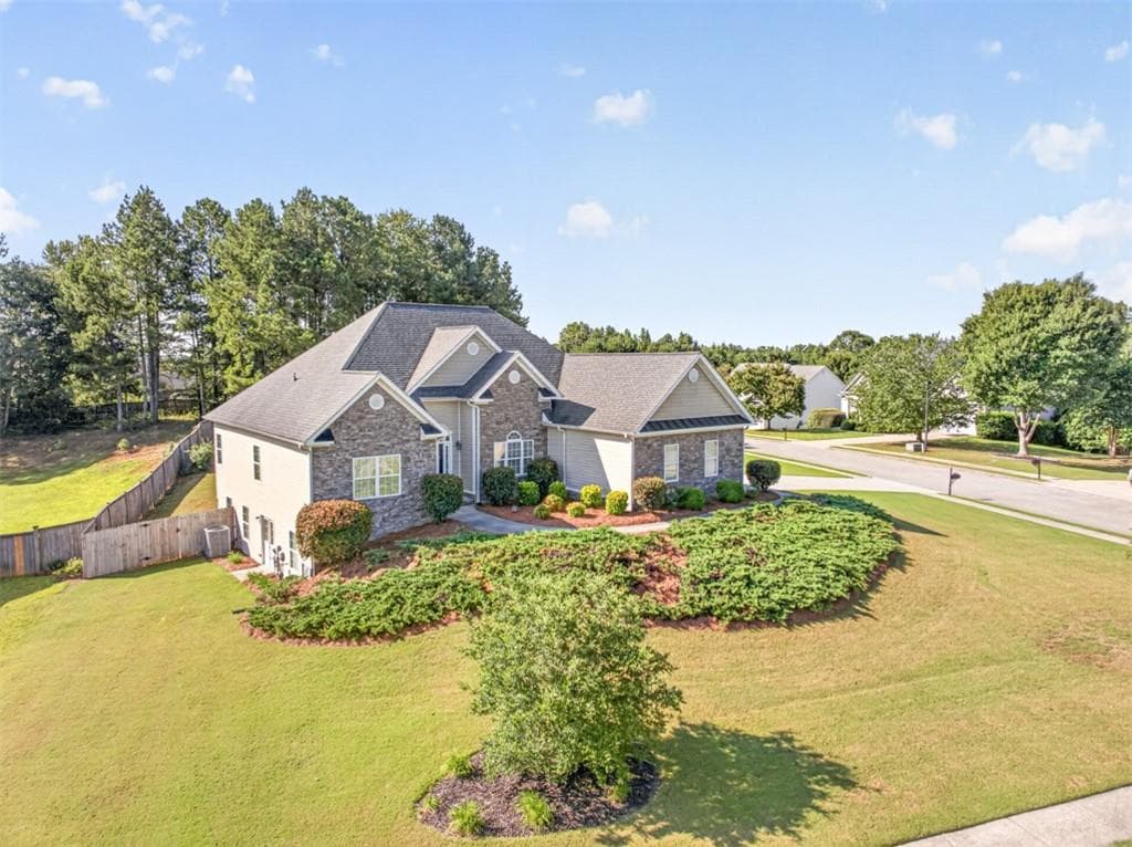 4 bedroom, 2 bathroom, 2,059 sq ft single family residence under contract at 1129 Woodmere Drive, Loganville, GA 30052 — photo 2
