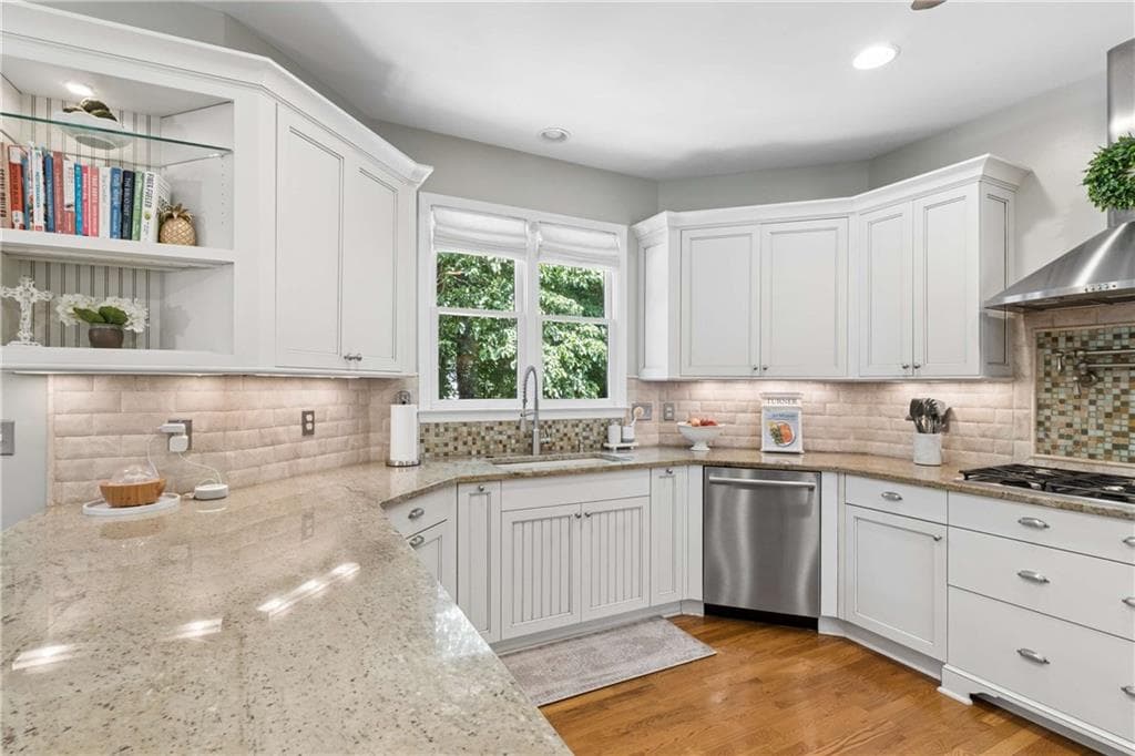 4 bedroom, 3 bathroom, 2,545 sq ft single family residence under contract at 3090 Salisbury Drive, Alpharetta, GA 30004 — photo 4