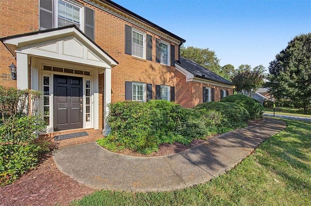 5 bedroom, 4 bathroom, 3,180 sq ft single family residence under contract at 1820 N Chestnut Grove Drive, Marietta, GA 30066 — photo 3