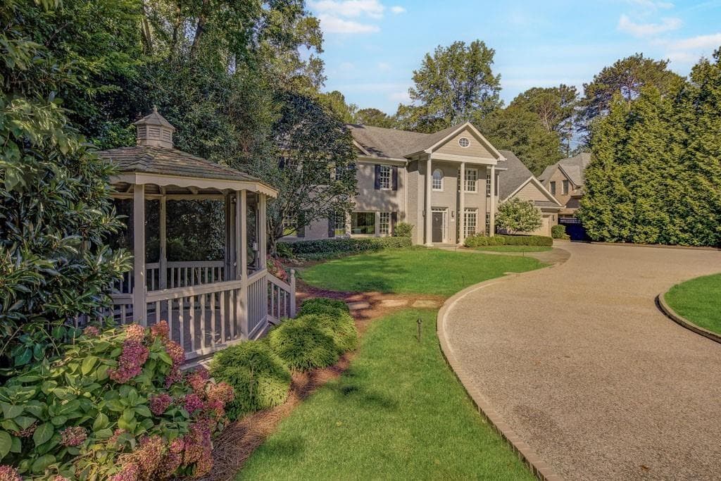 5 bedroom, 4 bathroom, 4,578 sq ft single family residence for rent at 4174 Powers Ferry Road, Atlanta, GA 30342 for $14,000 a month — photo 3