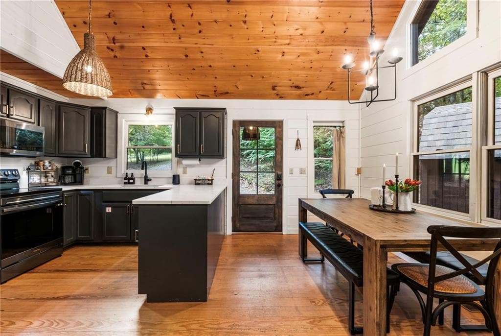 4 bedroom, 3 bathroom, 2,080 sq ft single family residence under contract at 120 Brookhaven Trail, Blue Ridge, GA 30513 — photo 9