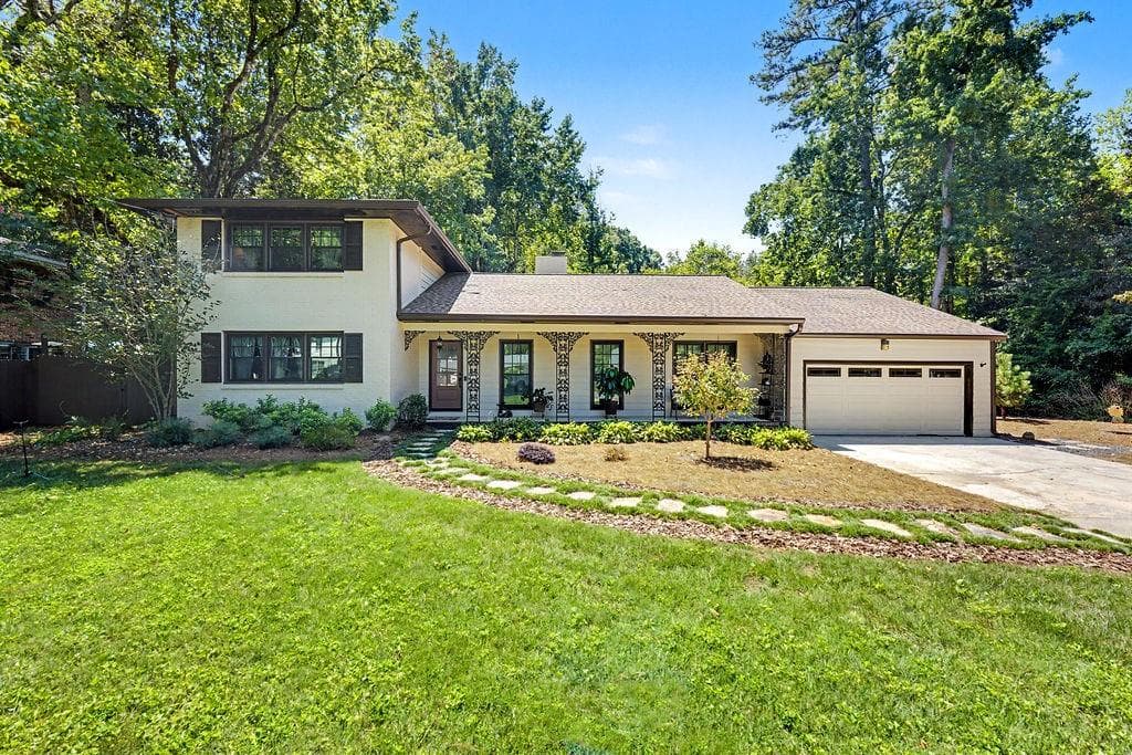 4 bedroom, 2 bathroom, 2,309 sq ft single family residence for sale at 747 Starlight Court, Sandy Springs, GA 30342 — photo 2