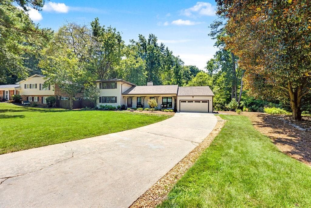 4 bedroom, 2 bathroom, 2,309 sq ft single family residence for sale at 747 Starlight Court, Sandy Springs, GA 30342 — photo 3