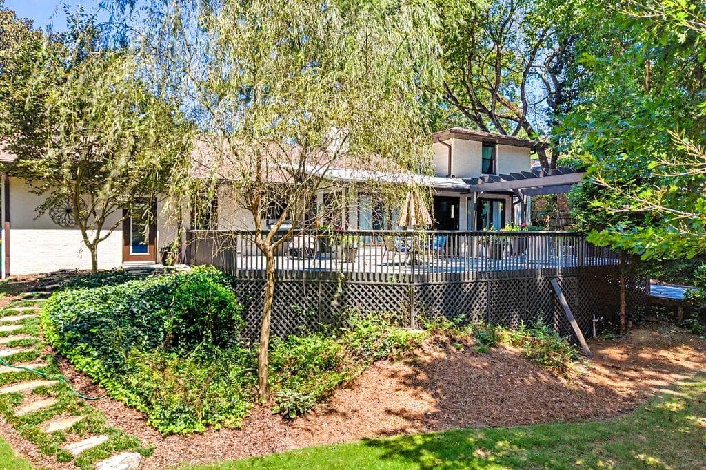 4 bedroom, 2 bathroom, 2,309 sq ft single family residence for sale at 747 Starlight Court, Sandy Springs, GA 30342 — photo 4