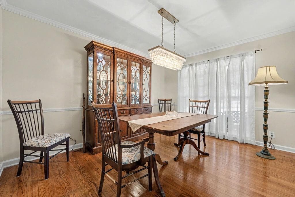 4 bedroom, 2 bathroom, 2,309 sq ft single family residence for sale at 747 Starlight Court, Sandy Springs, GA 30342 — photo 8