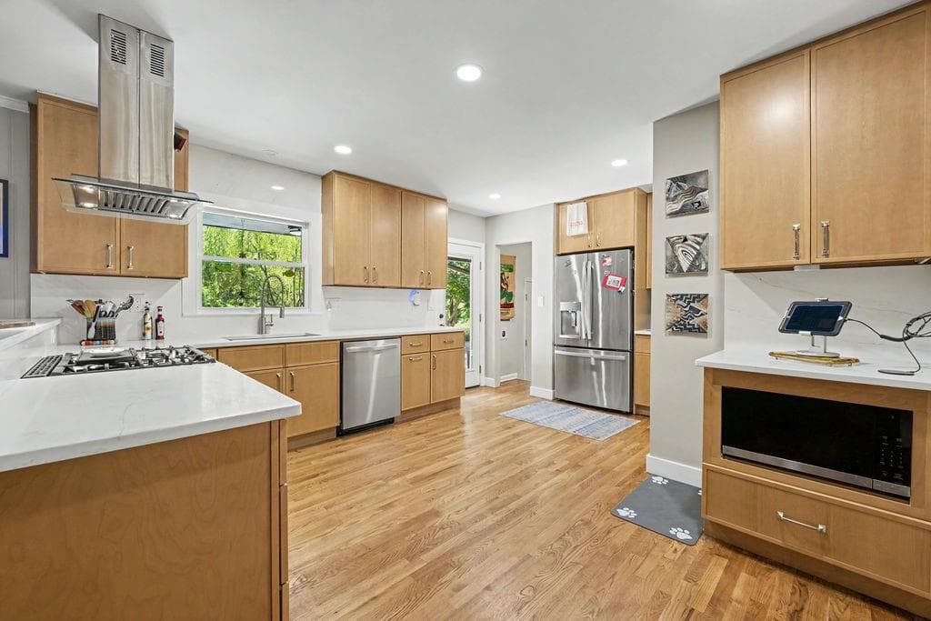 4 bedroom, 2 bathroom, 2,309 sq ft single family residence for sale at 747 Starlight Court, Sandy Springs, GA 30342 — photo 10
