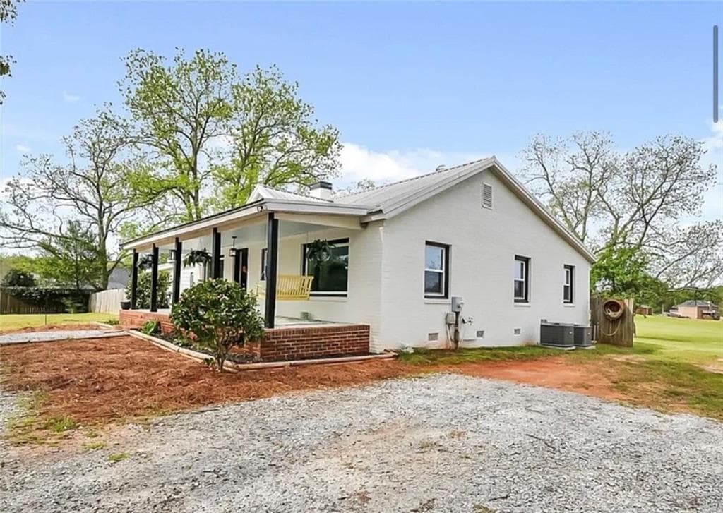 4 bedroom, 3 bathroom, 2,336 sq ft single family residence for sale at 1015 Sid Hunter Road, Senoia, GA 30276 — photo 2