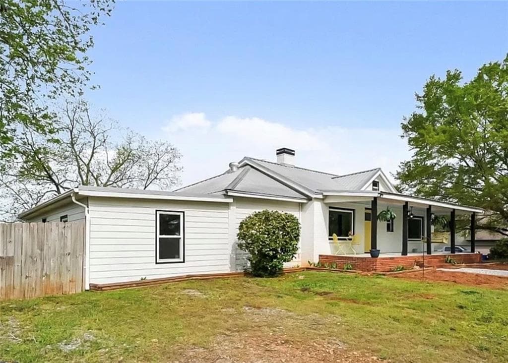 4 bedroom, 3 bathroom, 2,336 sq ft single family residence for sale at 1015 Sid Hunter Road, Senoia, GA 30276 — photo 3