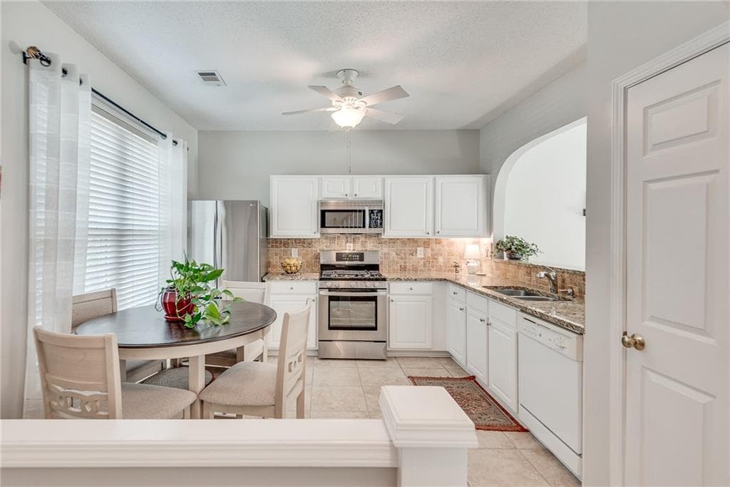 2 bedroom, 3 bathroom, 1,218 sq ft condominium for sale at 13101 Region Trace, Milton, GA 30004 — photo 4