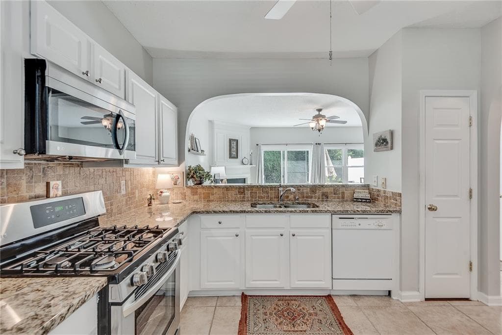 2 bedroom, 3 bathroom, 1,218 sq ft condominium for sale at 13101 Region Trace, Milton, GA 30004 — photo 6