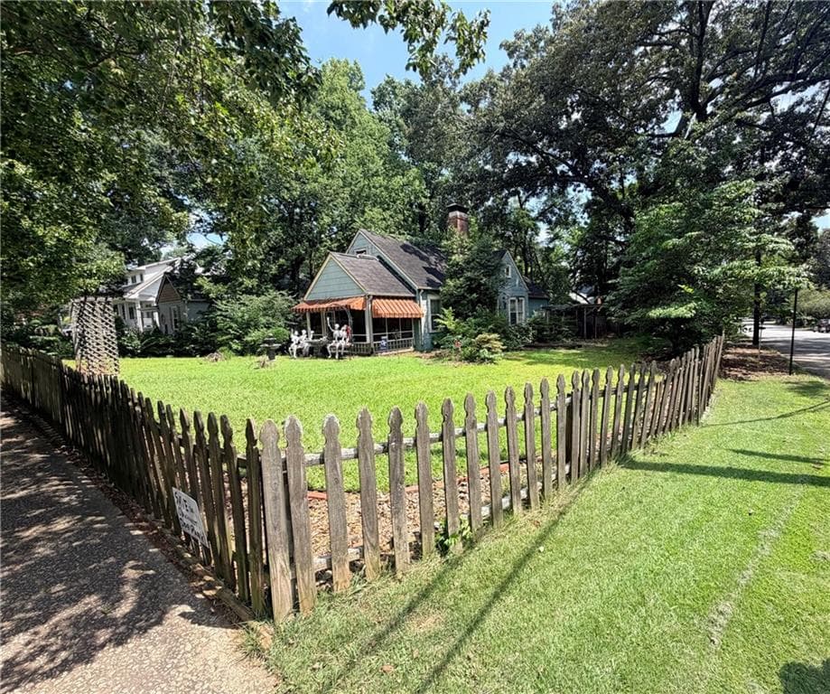 3 bedroom, 1 bathroom, 943 sq ft single family residence for sale at 507 E Lake Drive, Decatur, GA 30030 — photo 3