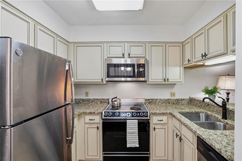 1 bedroom, 1 bathroom, 800 sq ft condominium for sale at 1800 Clairmont Lake A116, Decatur, GA 30033 — photo 2