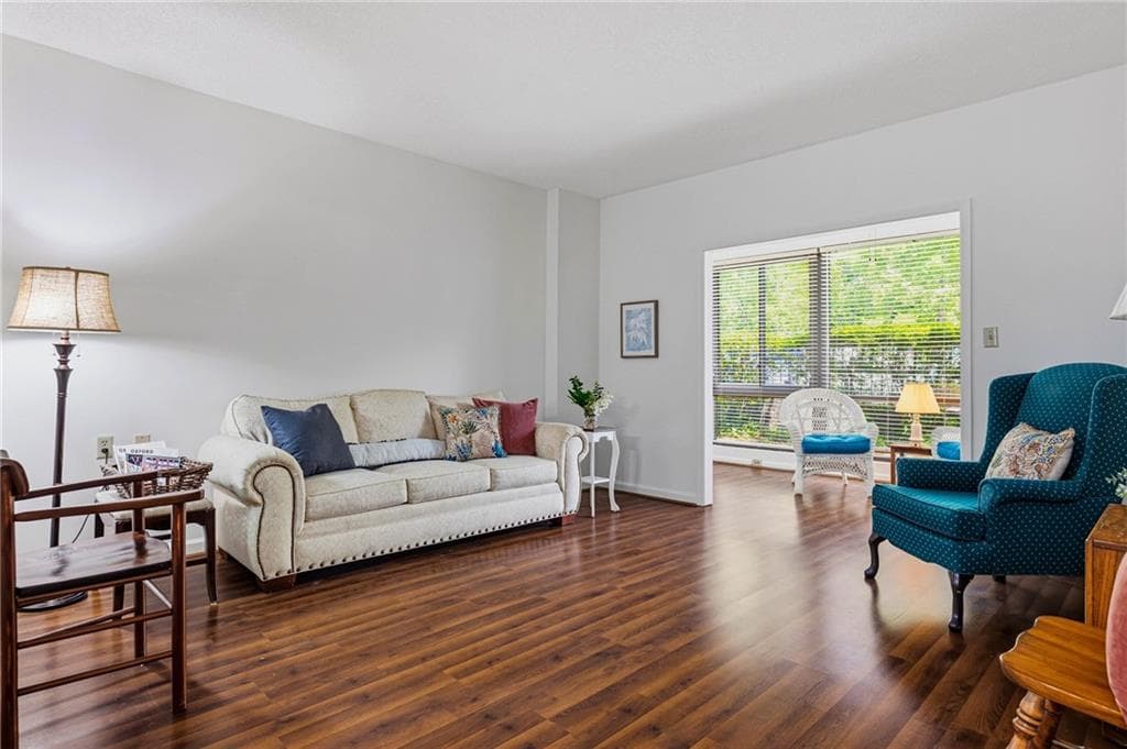 1 bedroom, 1 bathroom, 800 sq ft condominium for sale at 1800 Clairmont Lake A116, Decatur, GA 30033 — photo 4
