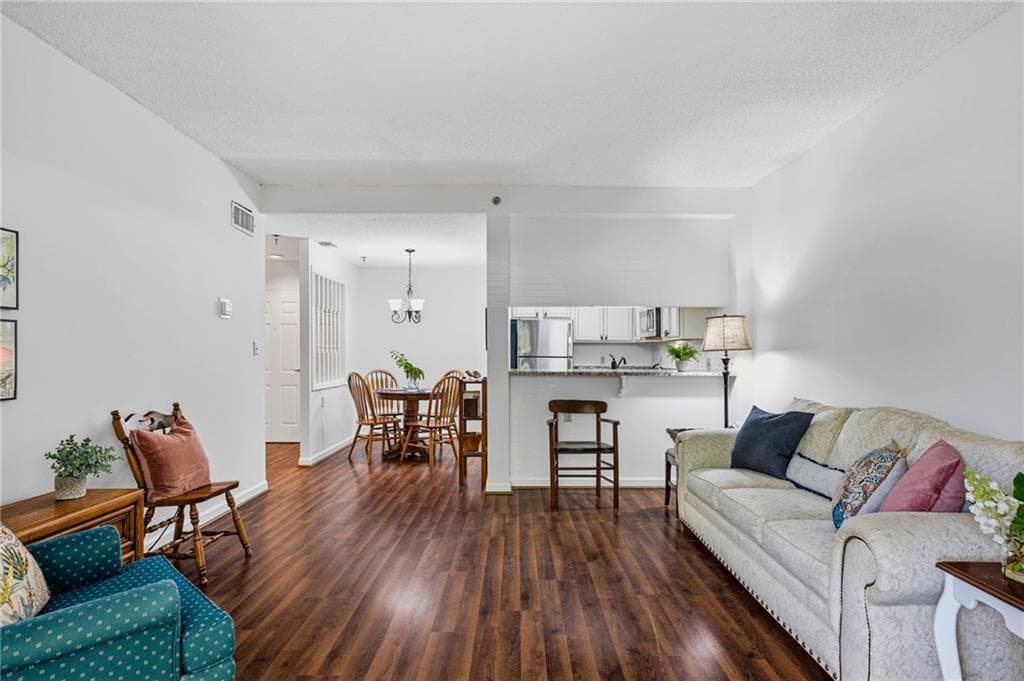 1 bedroom, 1 bathroom, 800 sq ft condominium for sale at 1800 Clairmont Lake A116, Decatur, GA 30033 — photo 6