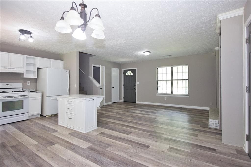 4 bedroom, 3 bathroom, 1,799 sq ft single family residence for sale at 4685 Barnes Court, Loganville, GA 30052 — photo 4