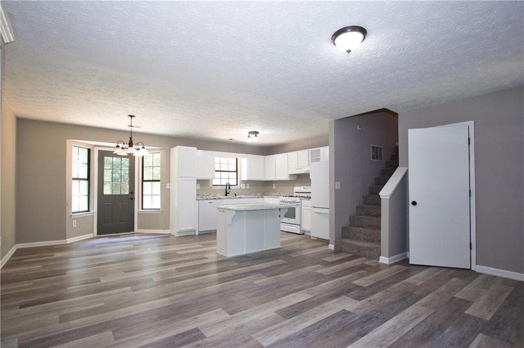 4 bedroom, 3 bathroom, 1,799 sq ft single family residence for sale at 4685 Barnes Court, Loganville, GA 30052 — photo 5