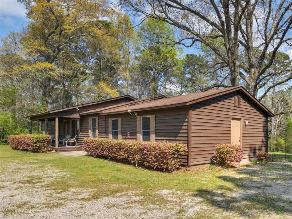 3 bedroom, 3 bathroom, 2,031 sq ft single family residence for sale at 2037 Hampton Locust Grove Road, Locust Grove, GA 30248 — photo 2