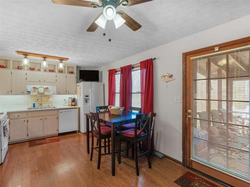 3 bedroom, 3 bathroom, 2,031 sq ft single family residence for sale at 2037 Hampton Locust Grove Road, Locust Grove, GA 30248 — photo 9