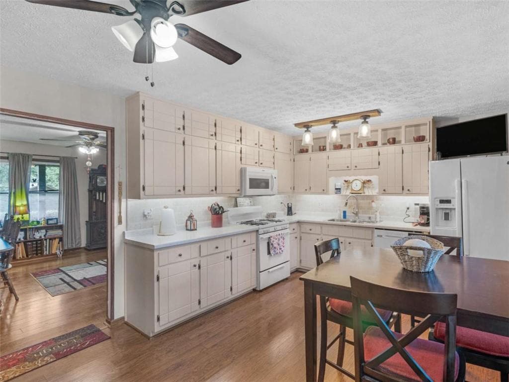 3 bedroom, 3 bathroom, 2,031 sq ft single family residence for sale at 2037 Hampton Locust Grove Road, Locust Grove, GA 30248 — photo 10