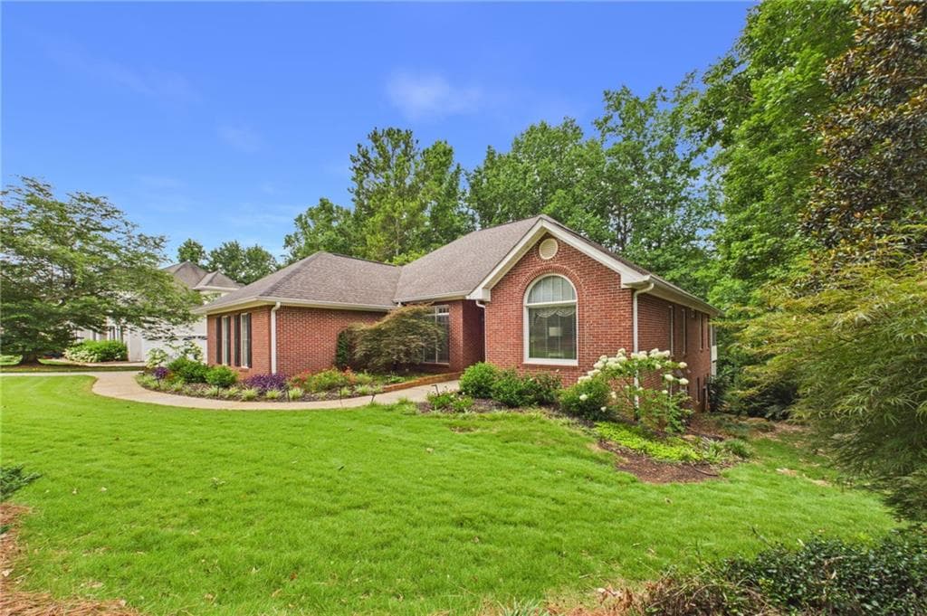 5 bedroom, 4 bathroom, 2,338 sq ft single family residence under contract at 5007 Lakeridge Close, Mcdonough, GA 30253 — photo 2