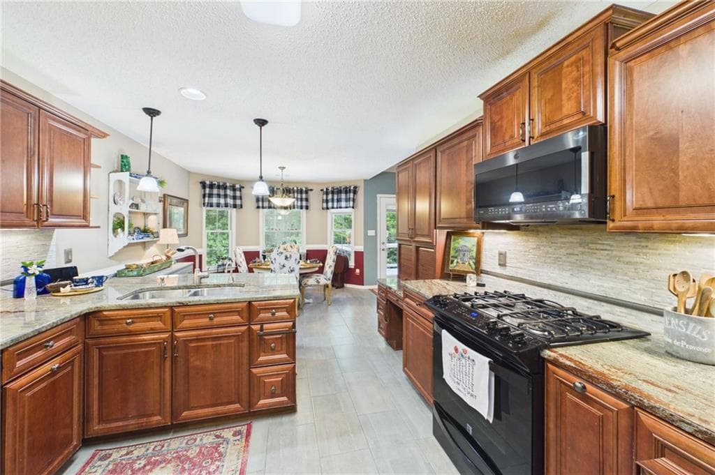 5 bedroom, 4 bathroom, 2,338 sq ft single family residence under contract at 5007 Lakeridge Close, Mcdonough, GA 30253 — photo 8