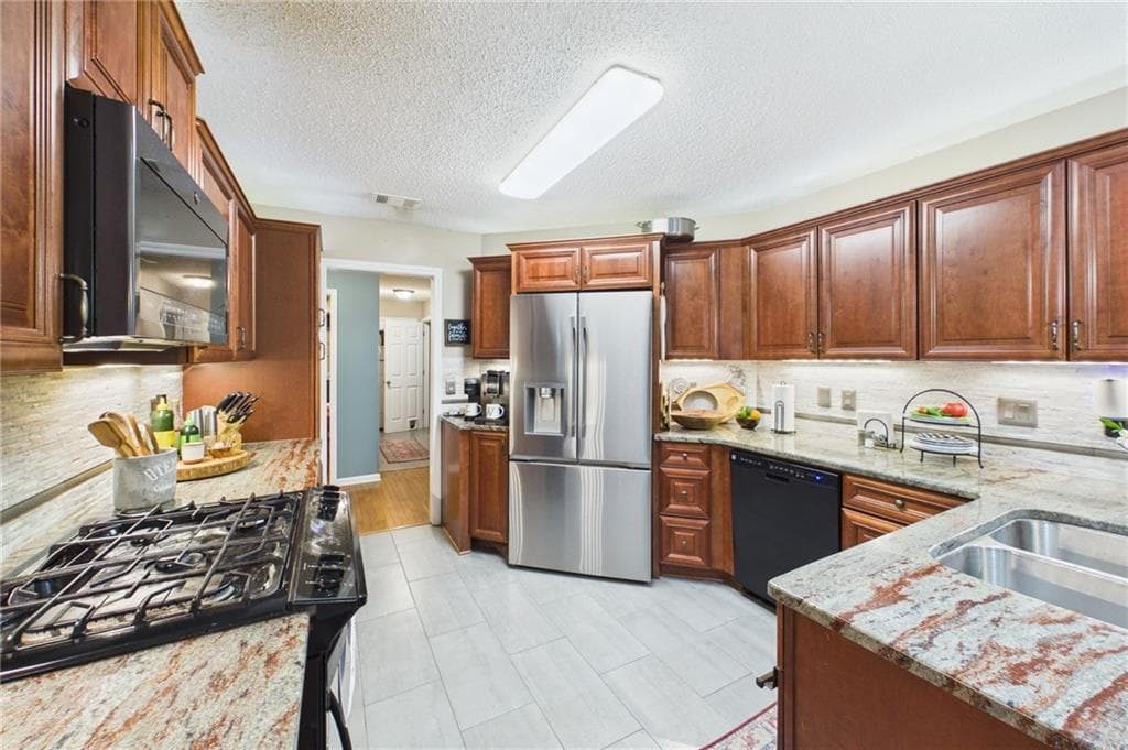 5 bedroom, 4 bathroom, 2,338 sq ft single family residence under contract at 5007 Lakeridge Close, Mcdonough, GA 30253 — photo 9
