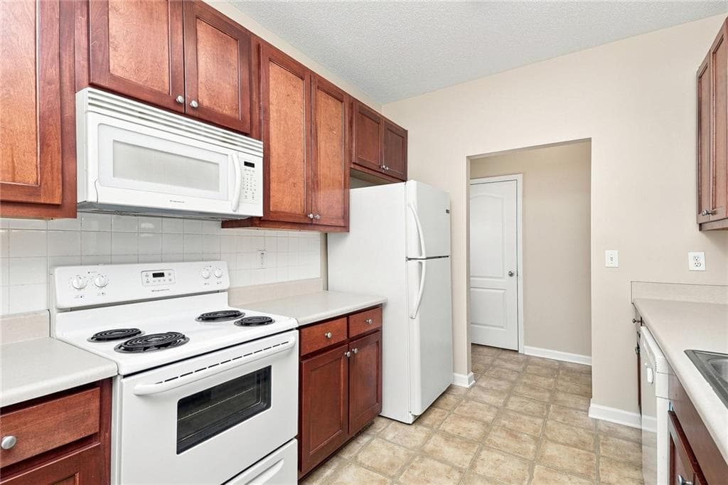 3 bedroom, 3 bathroom, 1,530 sq ft single family residence for rent at 8606 Thomas Lane, Riverdale, GA 30274 for $1,635 a month — photo 3
