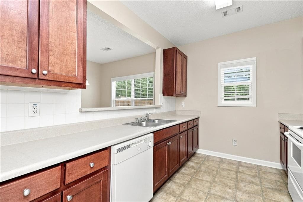 3 bedroom, 3 bathroom, 1,530 sq ft single family residence for rent at 8606 Thomas Lane, Riverdale, GA 30274 for $1,635 a month — photo 4