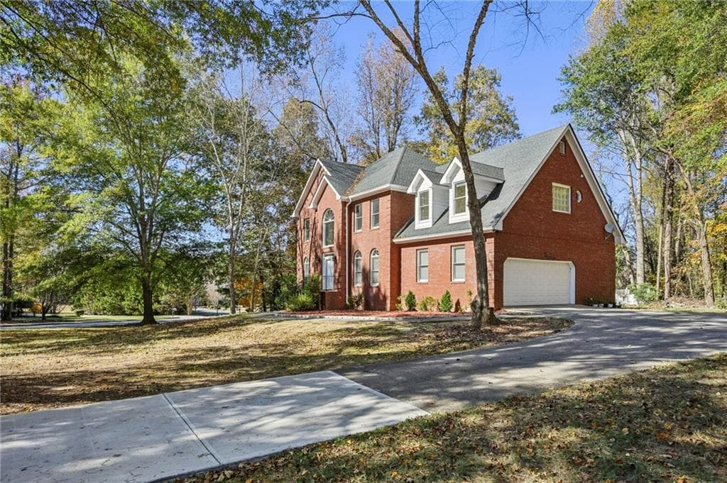 6 bedroom, 4 bathroom, 4,337 sq ft single family residence for sale at 100 Julia Court, Fayetteville, GA 30214 — photo 3