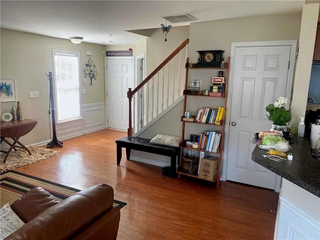 4 bedroom, 3 bathroom, 1,878 sq ft townhouse for sale at 294 Balaban Circle, Woodstock, GA 30188 — photo 6