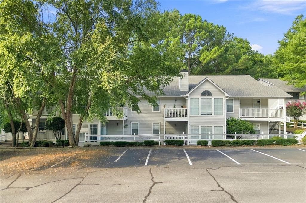 2 bedroom, 2 bathroom, 1,100 sq ft condominium for sale at 1301 Gettysburg Place, Sandy Springs, GA 30350 — photo 2
