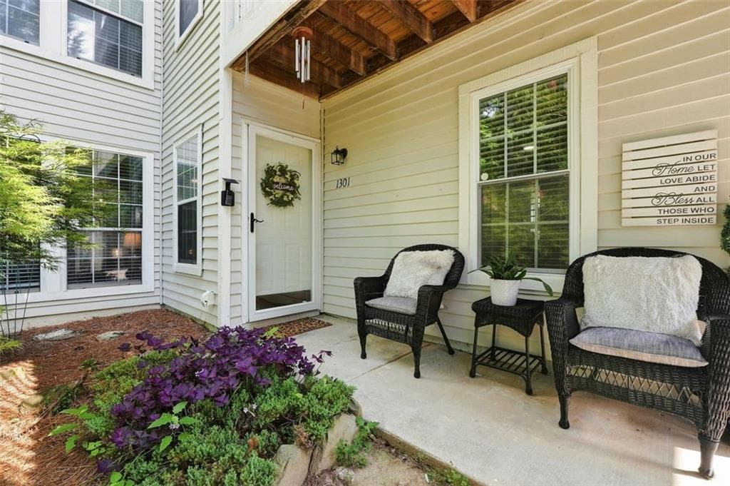 2 bedroom, 2 bathroom, 1,100 sq ft condominium for sale at 1301 Gettysburg Place, Sandy Springs, GA 30350 — photo 3