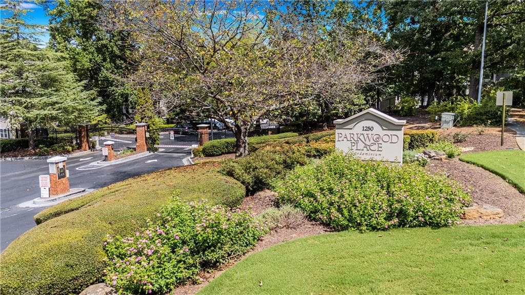 2 bedroom, 2 bathroom, 1,181 sq ft condominium for sale at 1250 Parkwood Circle 2108, Atlanta, GA 30339 — photo 2