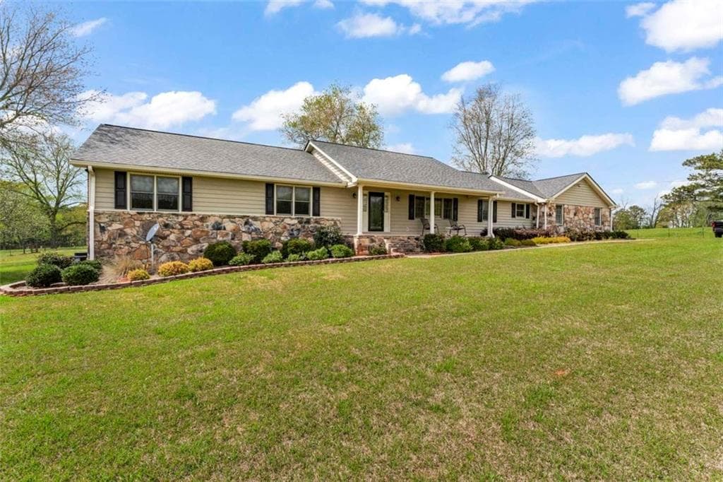 3 bedroom, 4 bathroom, 3,000 sq ft single family residence for sale at 161 Minter Drive, Hampton, GA 30228 — photo 2