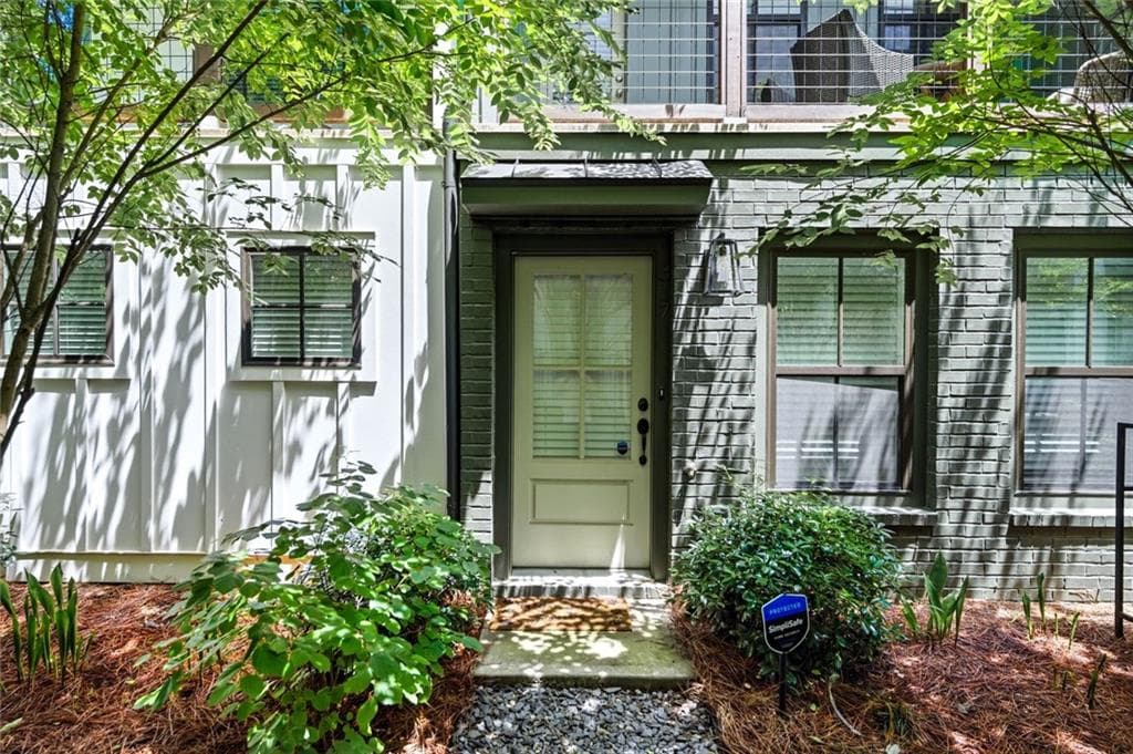 3 bedroom, 3 bathroom, 1,152 sq ft townhouse for sale at 317 Dilbeck Place, Atlanta, GA 30342 — photo 1 of 26