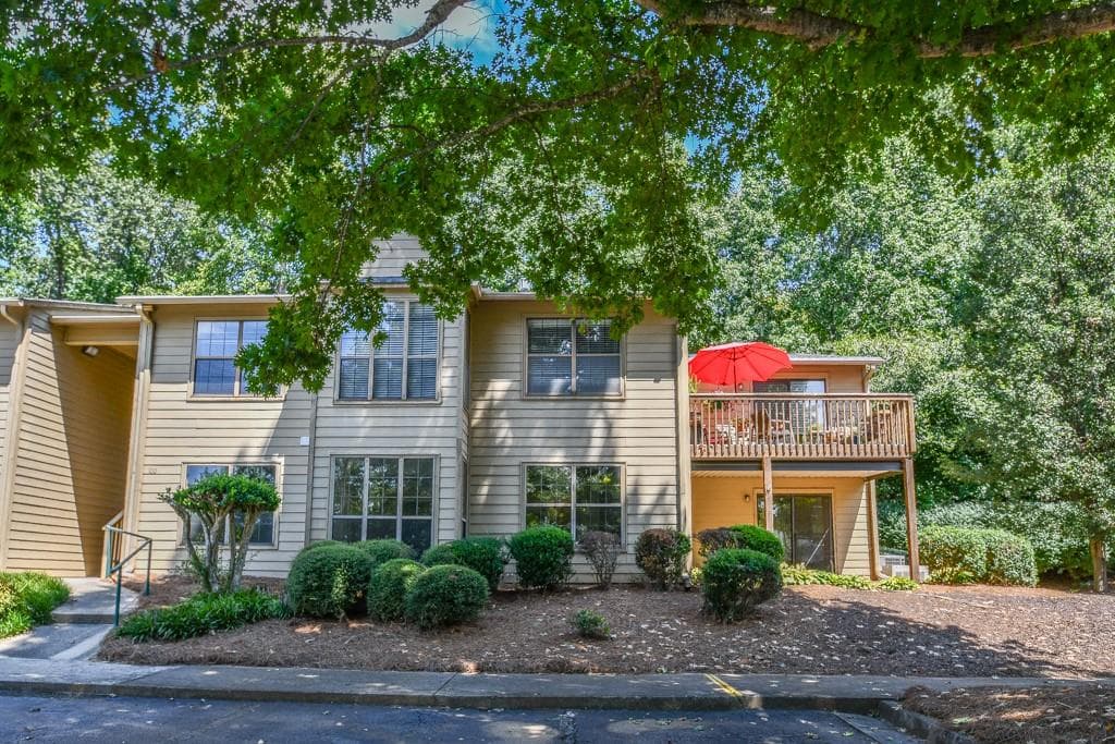 2 bedroom, 2 bathroom, 1,268 sq ft condominium for sale at 2235 Old Hamilton Place G100, Gainesville, GA 30507 — photo 2