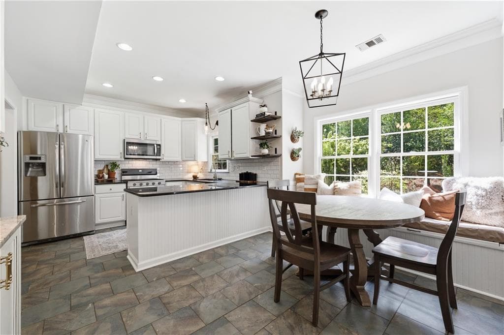 4 bedroom, 3 bathroom, 1,976 sq ft single family residence under contract at 5508 Southlands Court, Woodstock, GA 30188 — photo 5